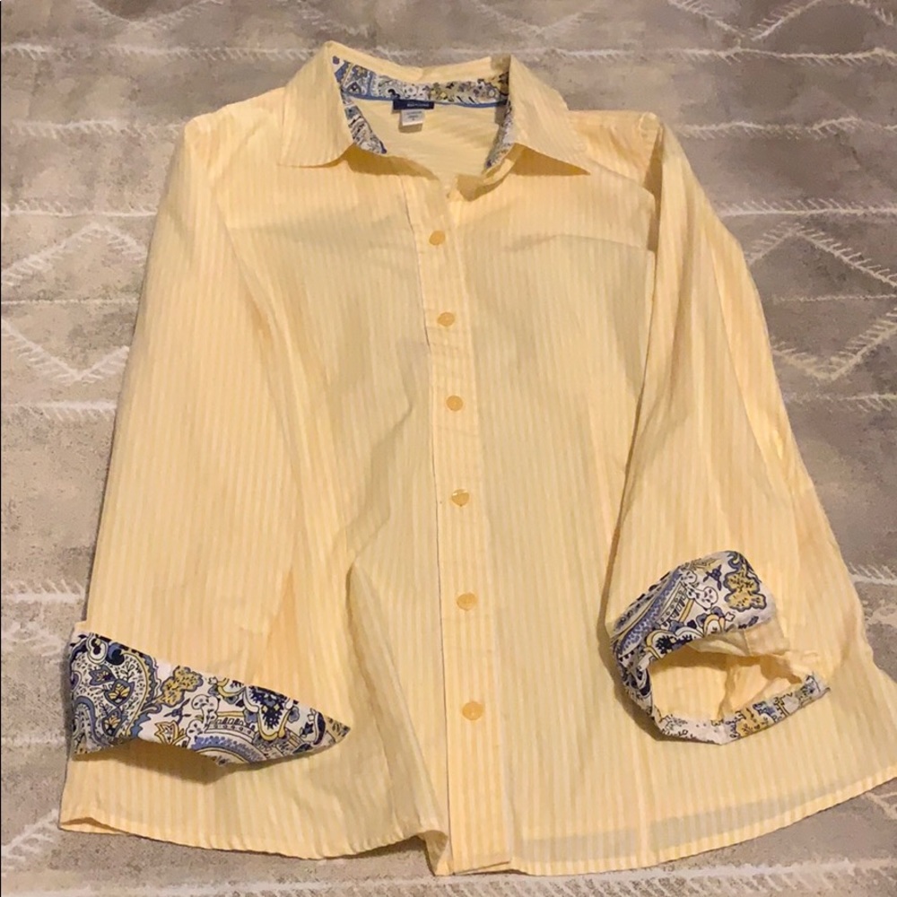 Beautiful button up - Picture 3 of 5